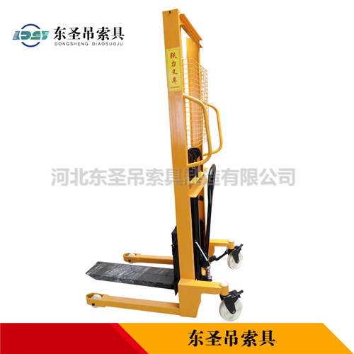 重型手動(dòng)液壓堆高車產(chǎn)品側(cè)面展示--河北東圣吊索具制造有限公司--小型攪拌機(jī)|石材夾具|液壓堆高車|手動(dòng)叉車