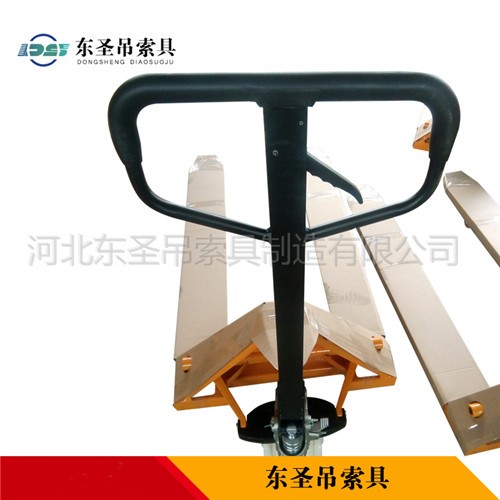 地牛搬運(yùn)車(chē)塑料行走車(chē)輪細(xì)節(jié)--河北東圣吊索具制造有限公司--手動(dòng)叉車(chē)|液壓堆高車(chē)|小型攪拌機(jī)|石材夾具